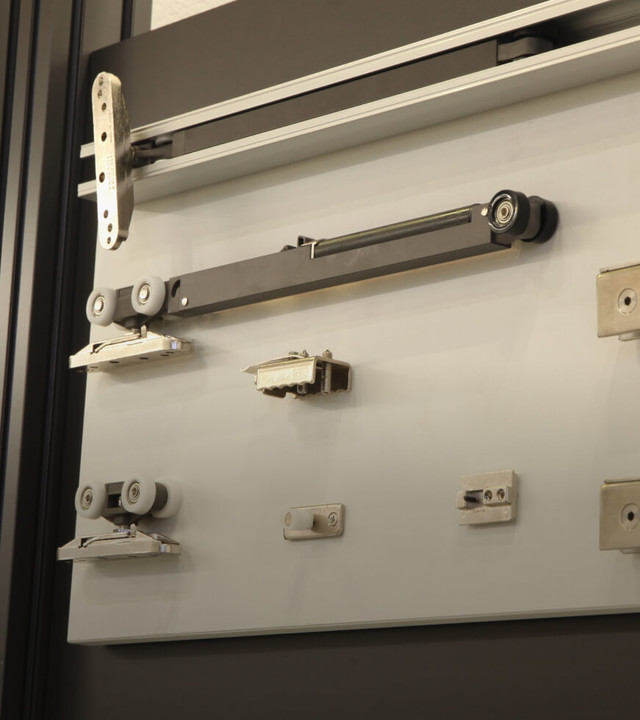 <div style="position: relative; height: 300px;">   <div style="     position: absolute;     bottom: 20px;     left: 20px;     color: white;   ">     <p style="margin: 0;">       <span style="font-size: 28px; font-weight: bold;">MANO</span><br><span style="font-size: 16px;">혁신적인 댐핑 클로징 기능</span>     </p>   </div> </div>