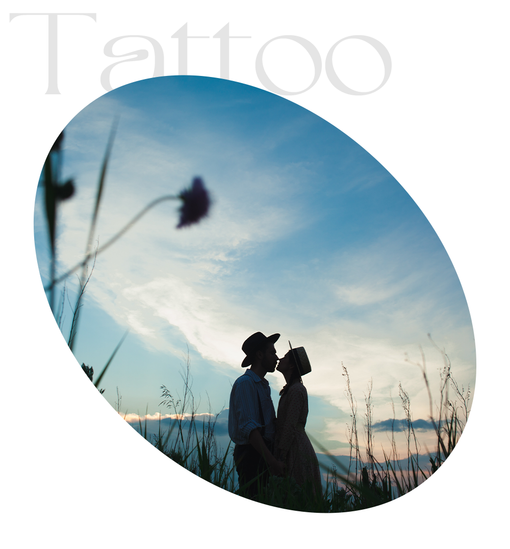 저녁녘 연인의 모습을 담은 이미지