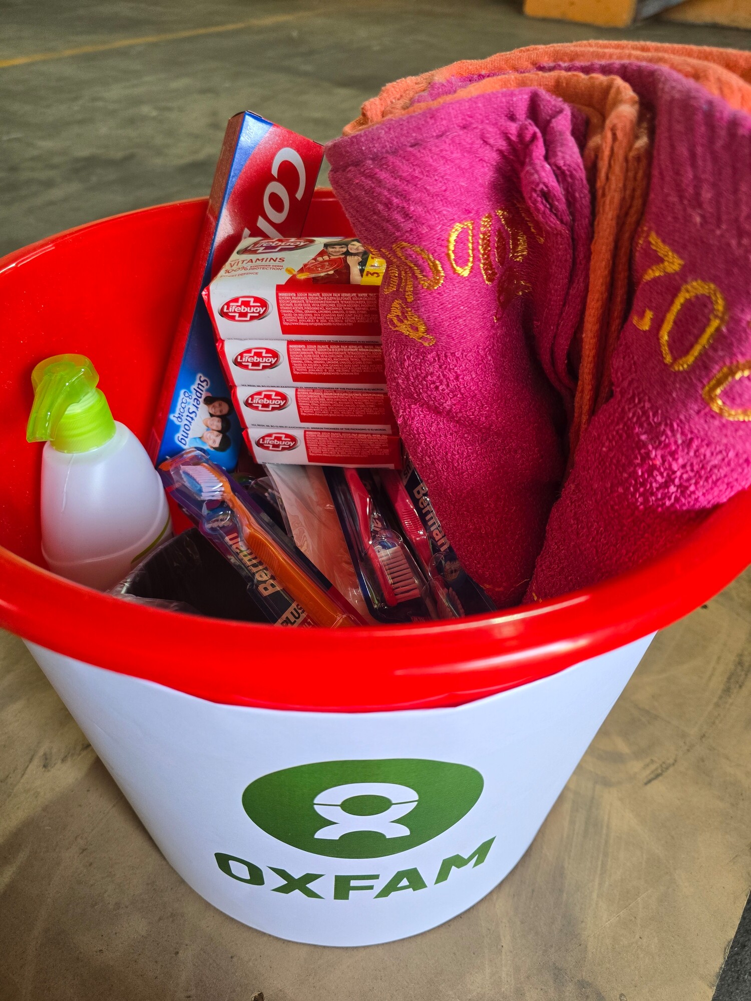 <span class="Caption_font" style="font-size:14px; color:#545454;">미얀마 강진 피해 지역에 제공된 식수와 위생 키트. ⓒ YMO/Oxfam</span>