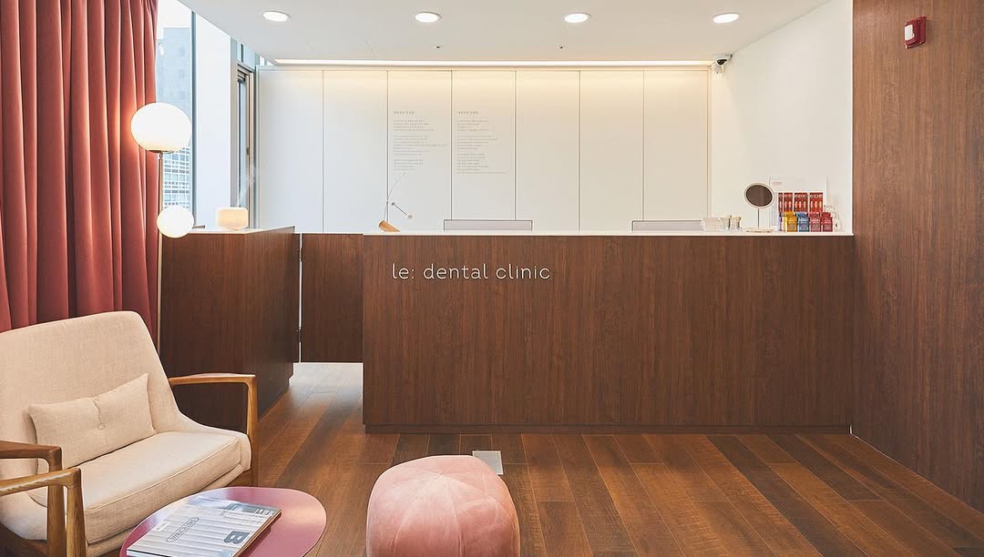 Le Dental reception and seating area