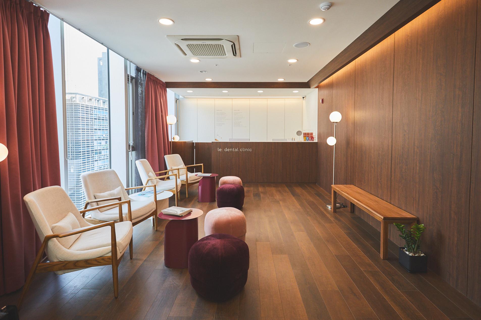 Le Dental window-side waiting lounge
