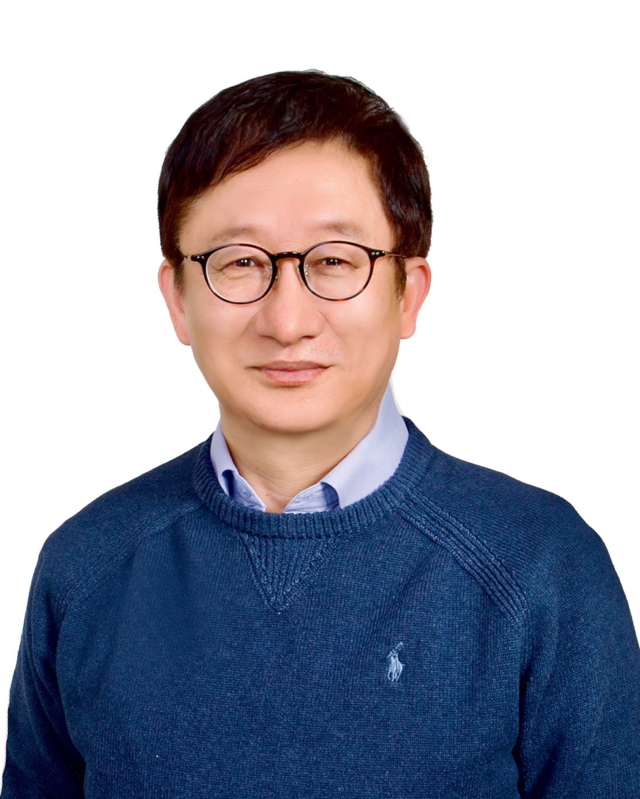<strong style="font-size: 20px">이원태</strong> <br/> <br/> <span style="font-size: 14px">전) 한국인터넷진흥원 원장<br/>