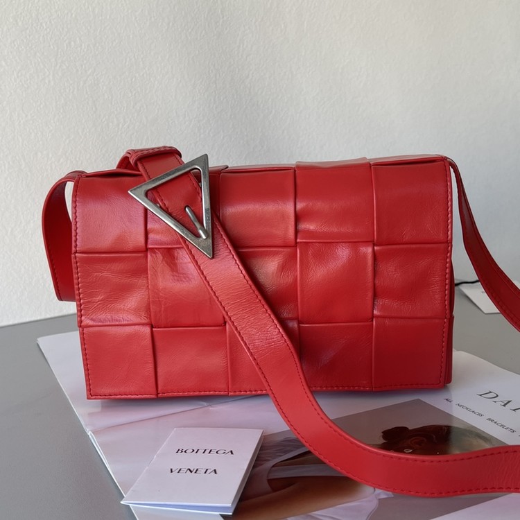 보테가 베네타 인트레치아토 패러킷 카세트백