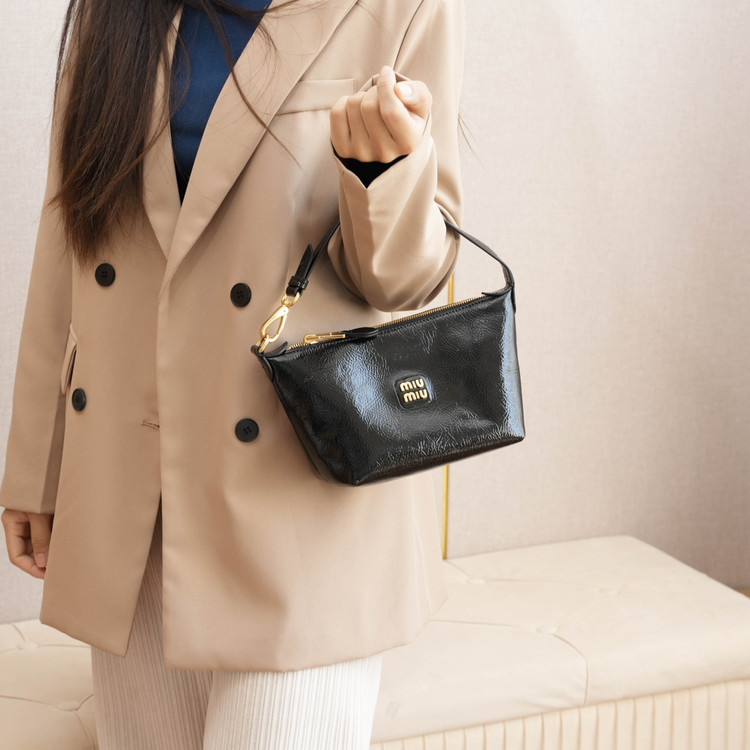 미우미우 25SS 나플락 페이턴트 가죽 숄더백