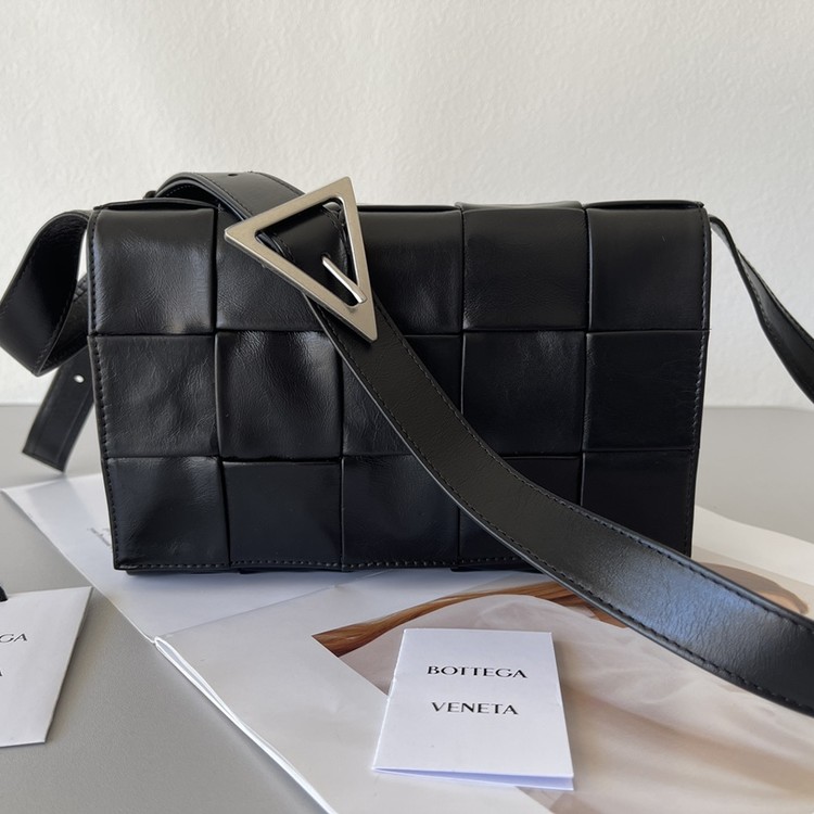 보테가 베네타 인트레치아토 패러킷 카세트백