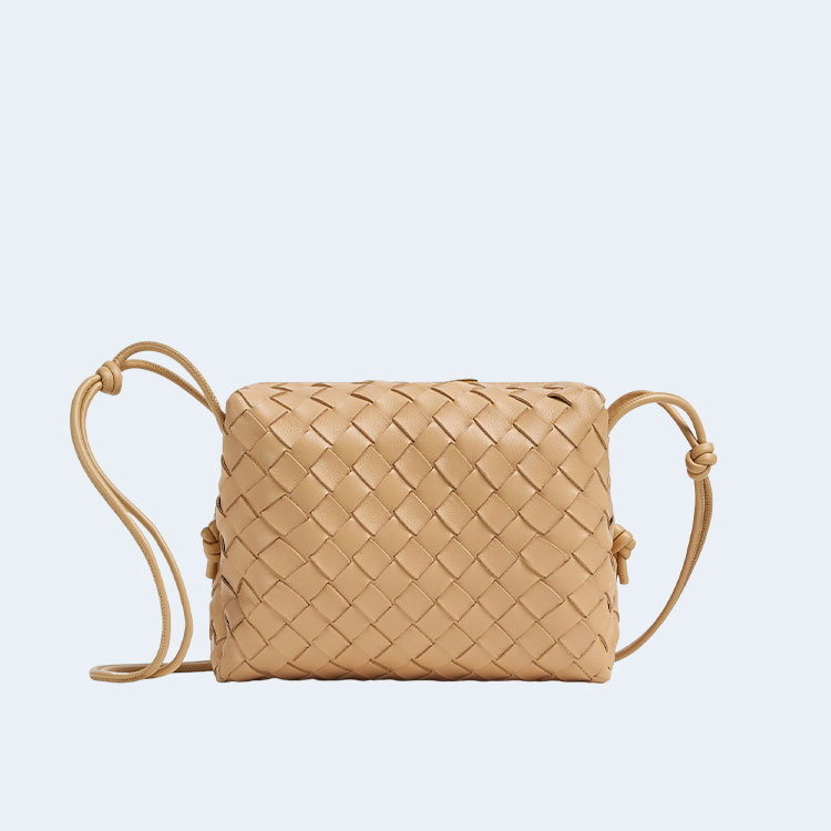 보테가 베네타 스몰 루프 카메라백 아몬드