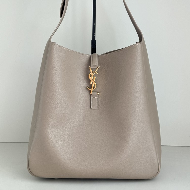 생로랑 LE5A7 호보백