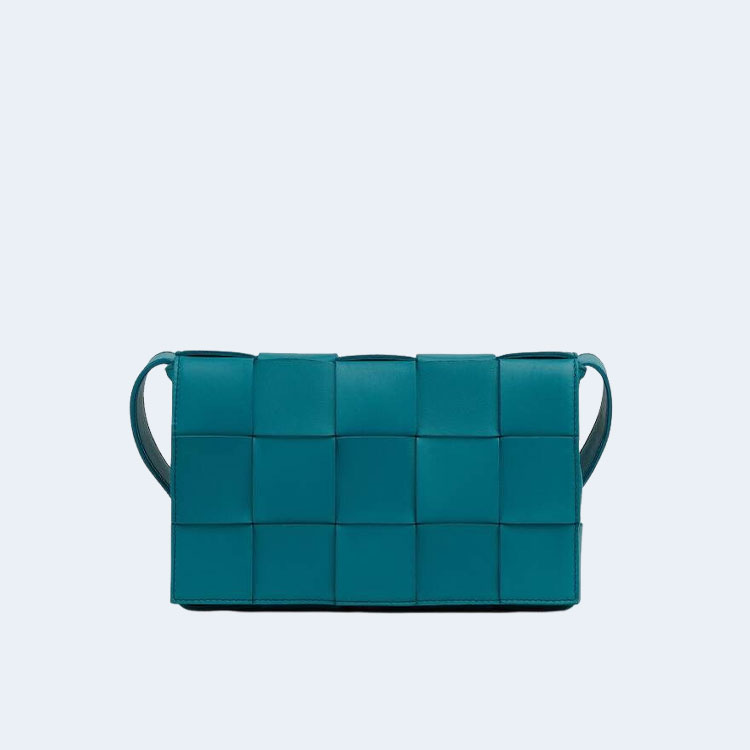 보테가 베네타 인트레치아토 램스킨 크로스백 블래스터