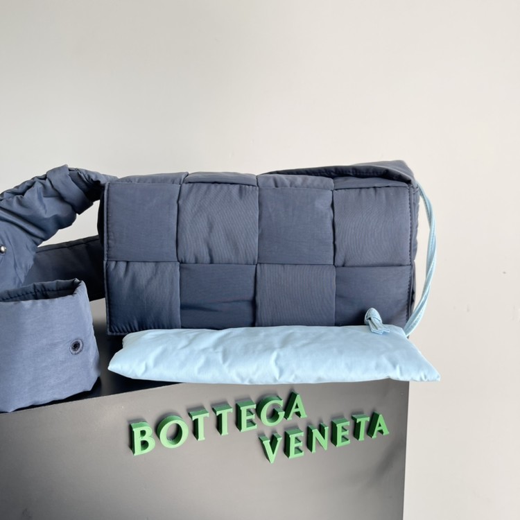 보테가 베네타 패딩 카세트 크로스