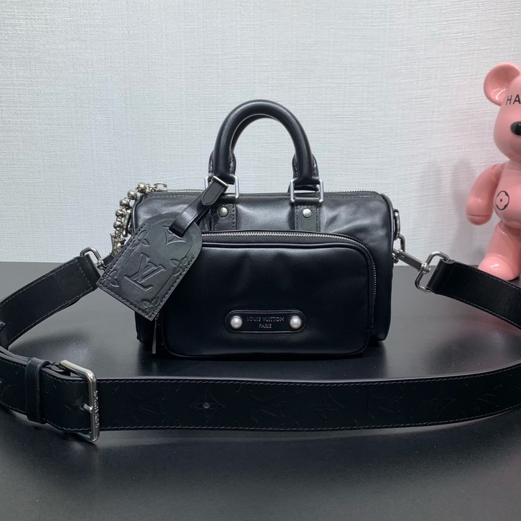 루이비통 키폴 카고 반둘리에 25 블랙 M13988