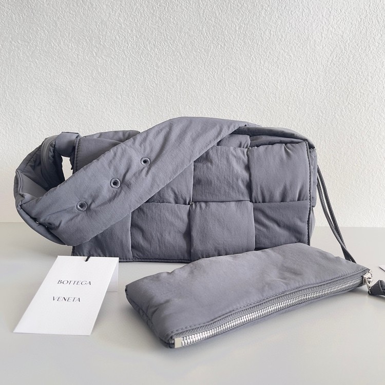 보테가 베네타 패딩 카세트 크로스