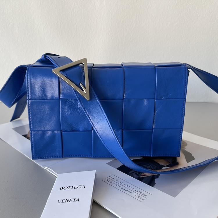 보테가 베네타 인트레치아토 패러킷 카세트백