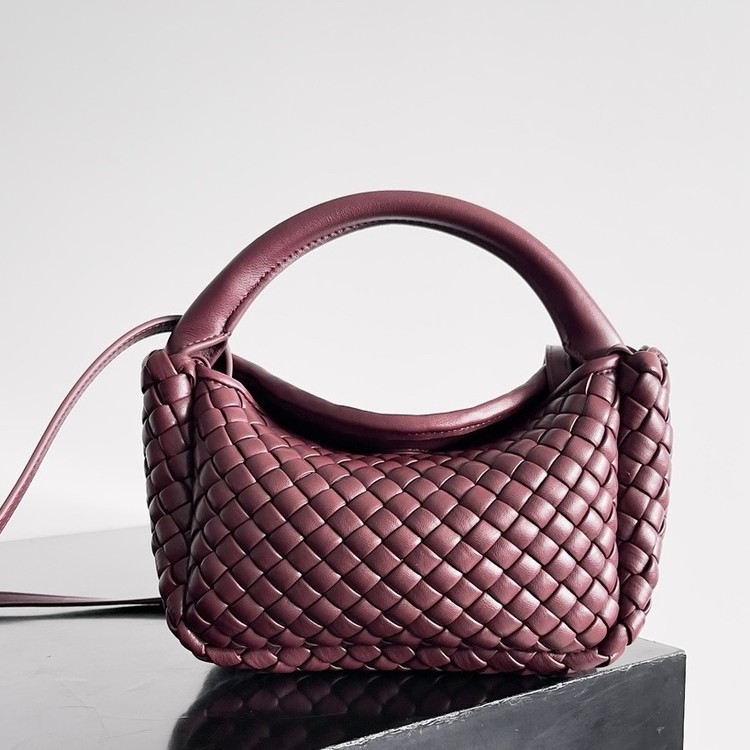 보테가 베네타 코블 인트레치아토 레더 토트 백