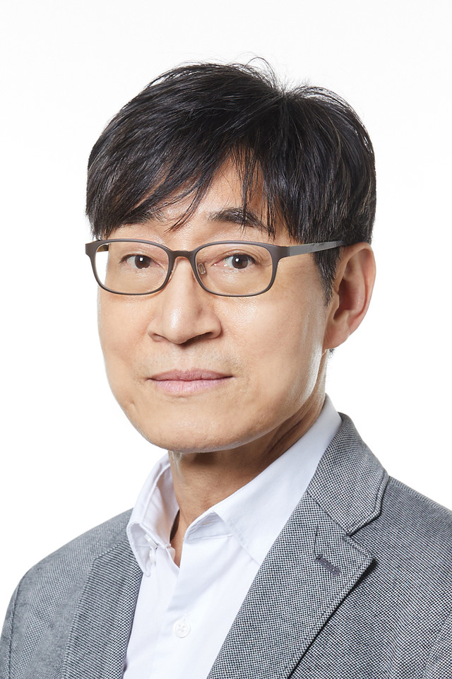 <strong style="font-size: 20px">황용석</strong><br/><br/> <span style="font-size: 14px">건국대미디어커뮤니케이션학과 교수 <br/>디지털커뮤니케이션연구센터 센터장</span>