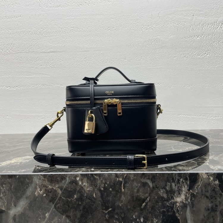 셀린느 베니티 내츄럴 카프스킨 블랙