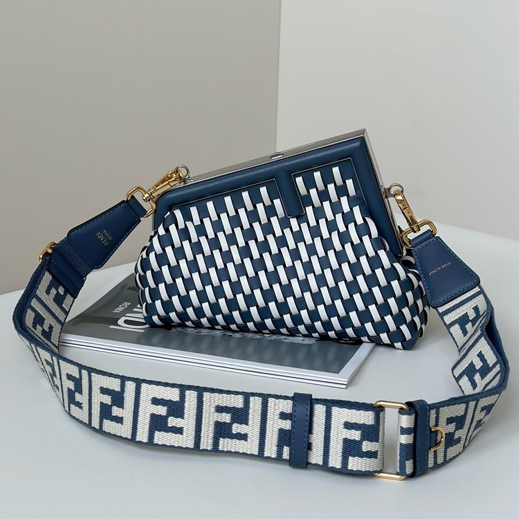 펜디 퍼스트 스몰 화이트 앤 블루 우븐 레더백