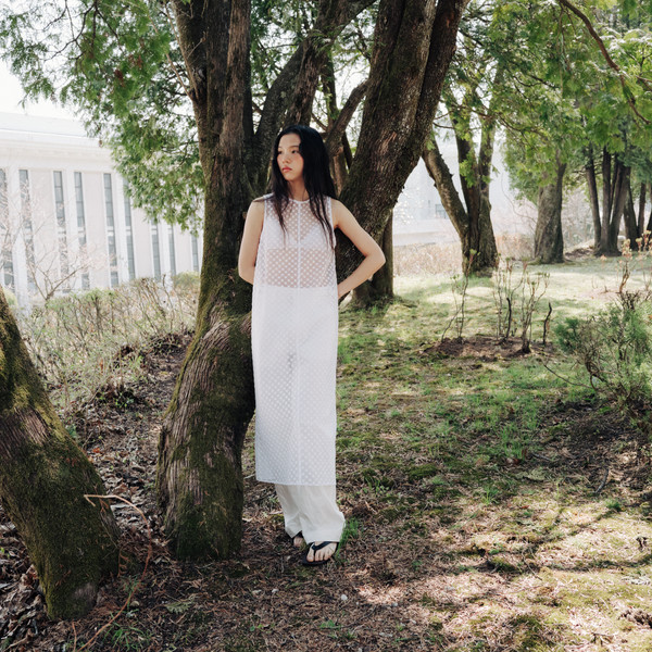【MONOHA】Floral Texture Sleeveless Dress White Floral texture sleeveless dress (white) : MONOHA