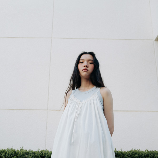 Gathered drawstring sleeveless dress (ivory / black) : MONOHA
