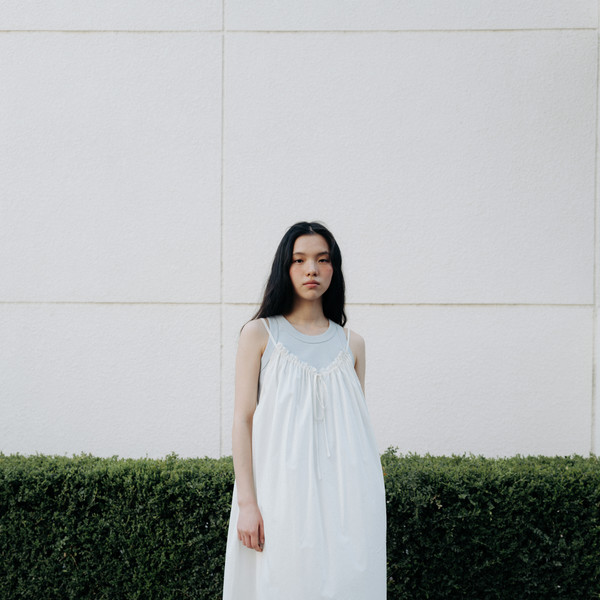 【韓国ブランド】MONOHA：Gathered drawstring sleeveless dress Gathered drawstring sleeveless dress (ivory / black) : MONOHA