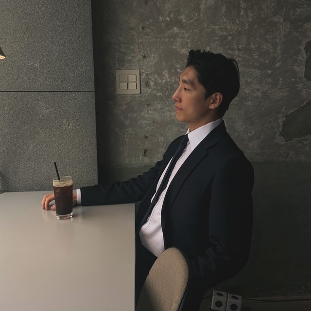 육군사관학교를 졸업하고, 대통령경호처에서 두 명의 대통령을 모셨던 괴짜 멤버 안도일님. 그가 말하는 성공은 ‘나로 살 수 있는가’예요.  남성 라이프스타일 브랜드를 만들고, 낮에는 작가들을 위한 공간, 밤에는 모임 아지트를 준비 중이에요. 서바이벌 모임도 직접 운영하며 전국 대회까지 기획하고 있는 도일님의 세계가 궁금하다면 연락을 남겨보세요. #뷰티 #집필 #서바이벌