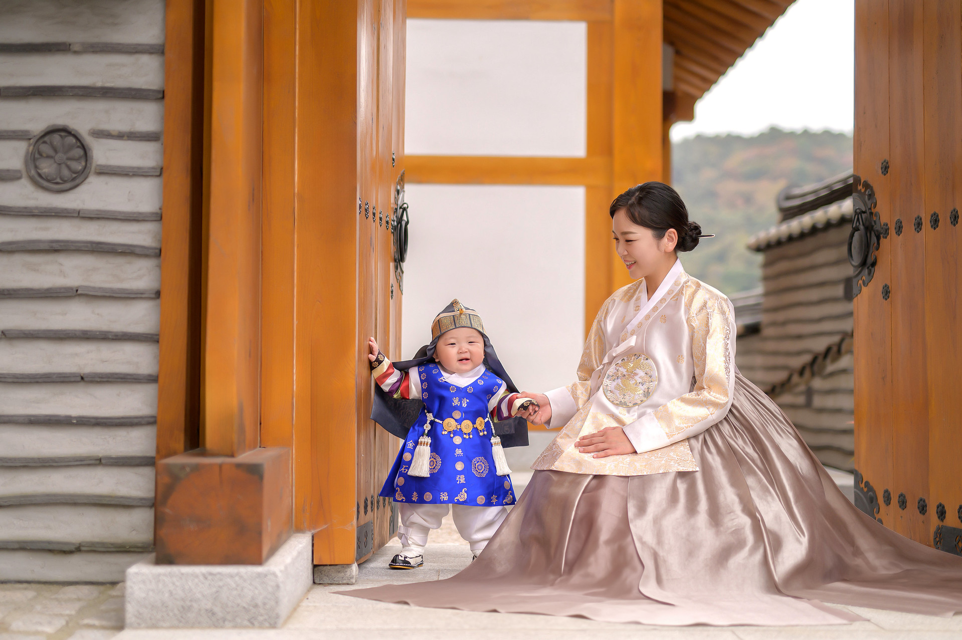 한옥 야외에서 촬영한 가족 앨범 사진 2