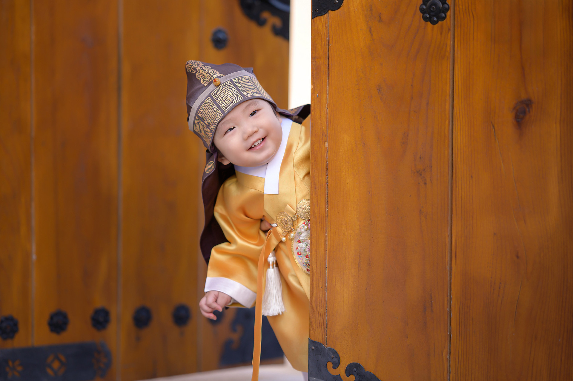 고가구 앞에서 촬영한 아기 액자 사진 4