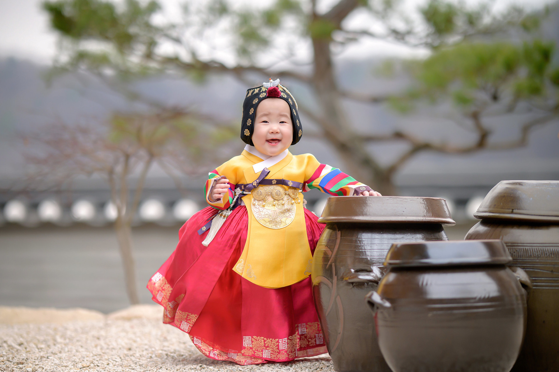 대문 앞에서 촬영한 아기 앨범 사진 3