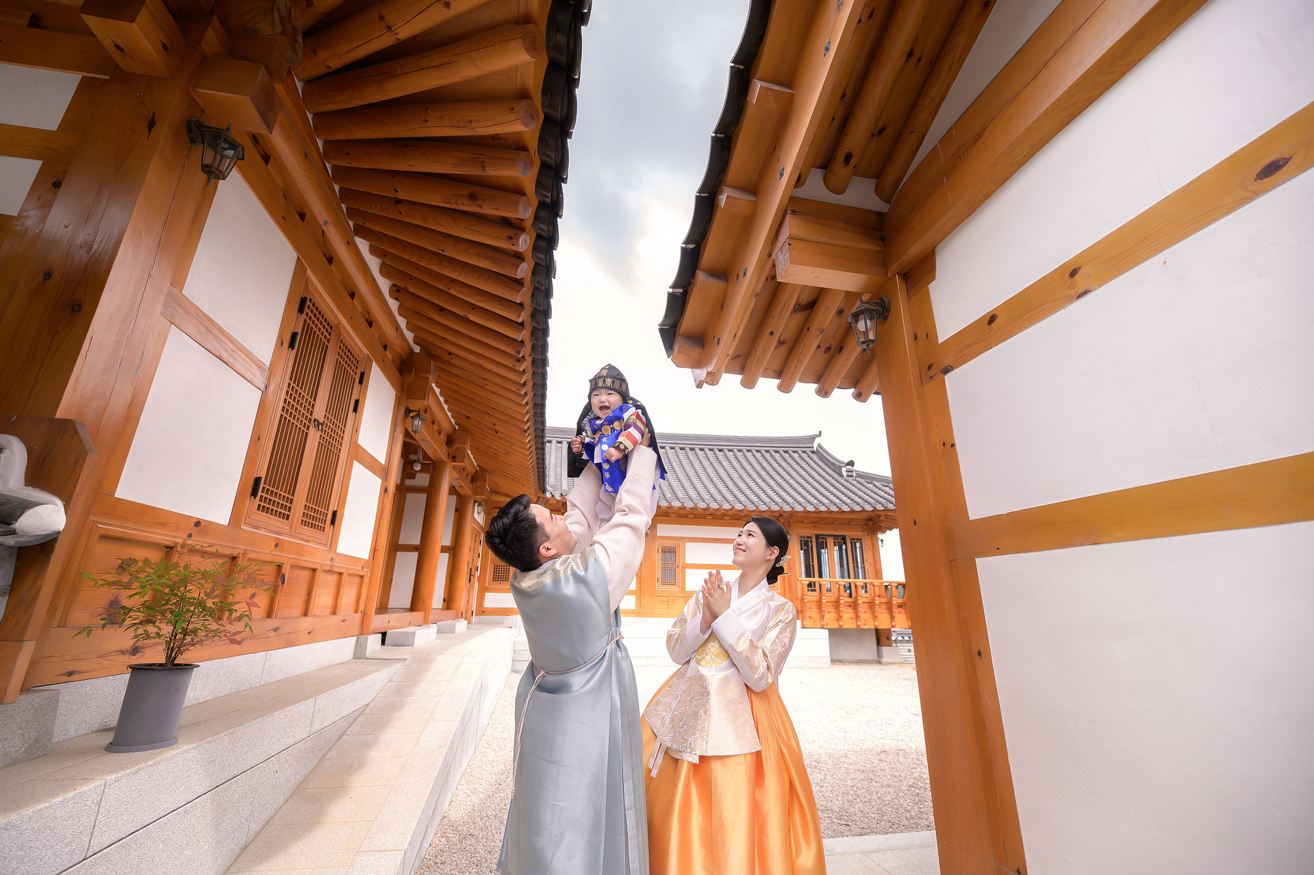 누마루에서 엄마와 아기가 함께 촬영한 가족 앨범 사진 3