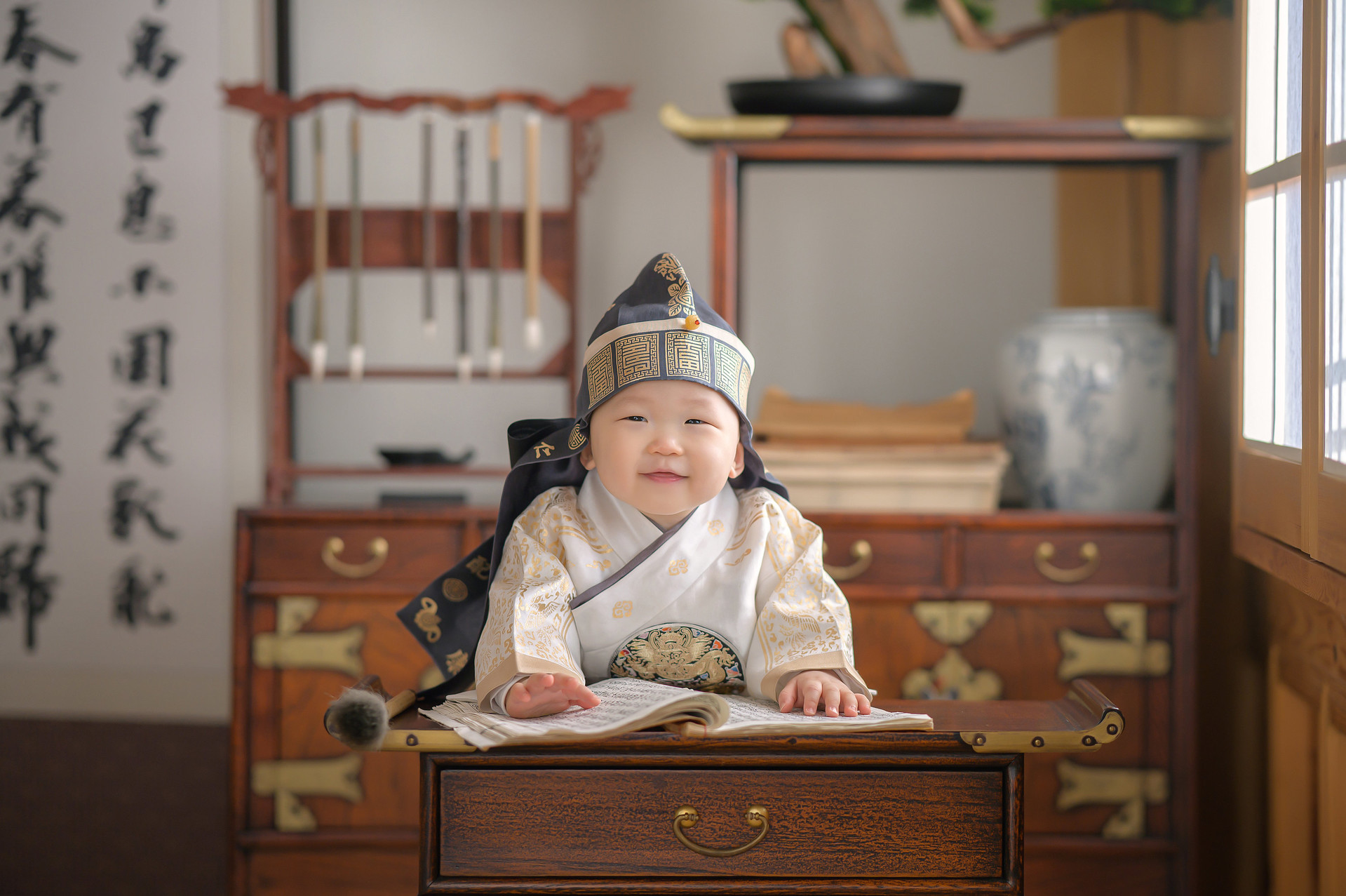 돌상을 배경으로 한 아기 앨범 사진 1