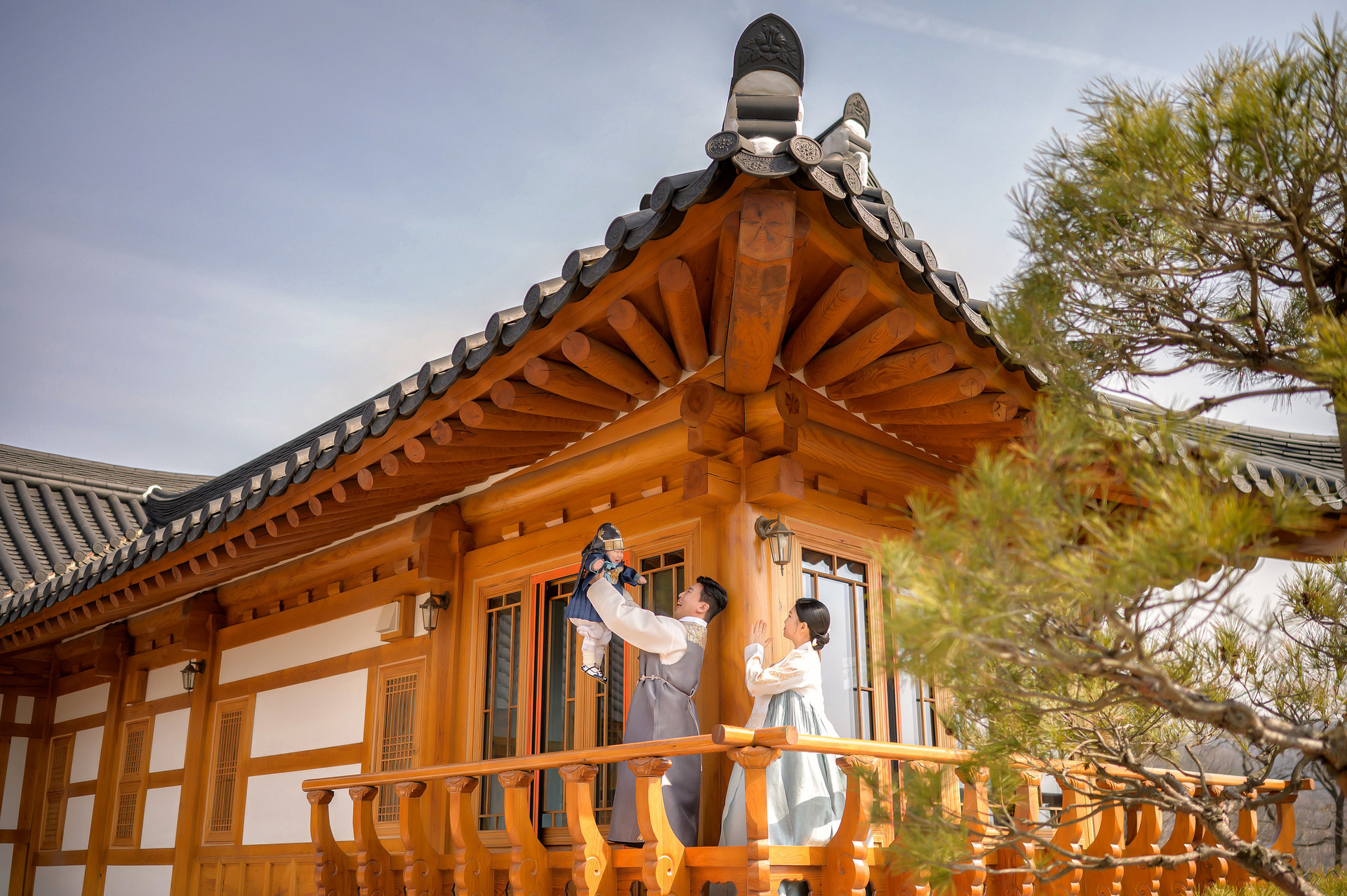 돌상 앞에서 촬영한 가족 앨범 사진 1