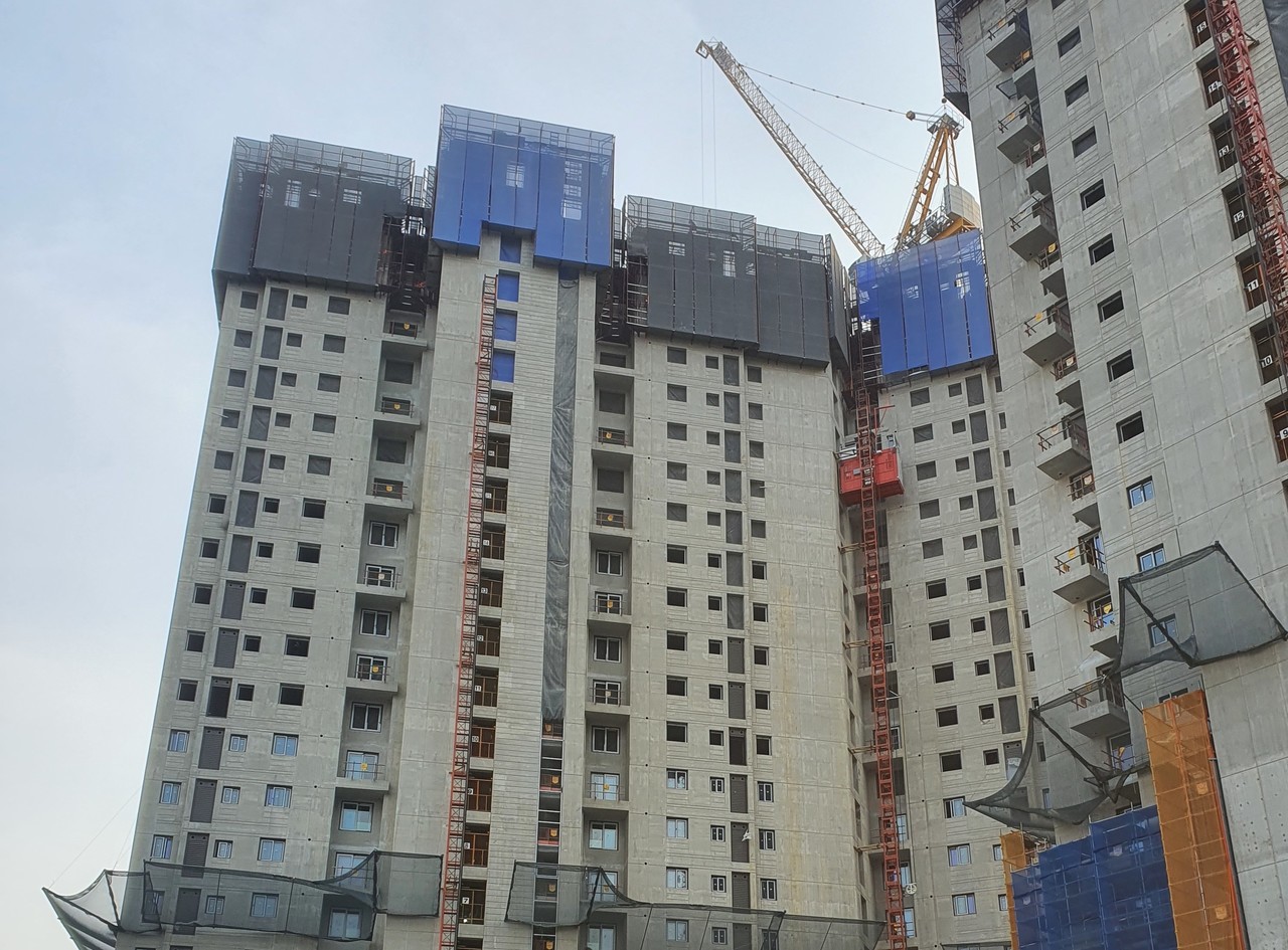 <strong>롯데 르웰 신반포 센트럴</strong><br/>반포 우성아파트 재건축 / 596세대 / 2023년 입주