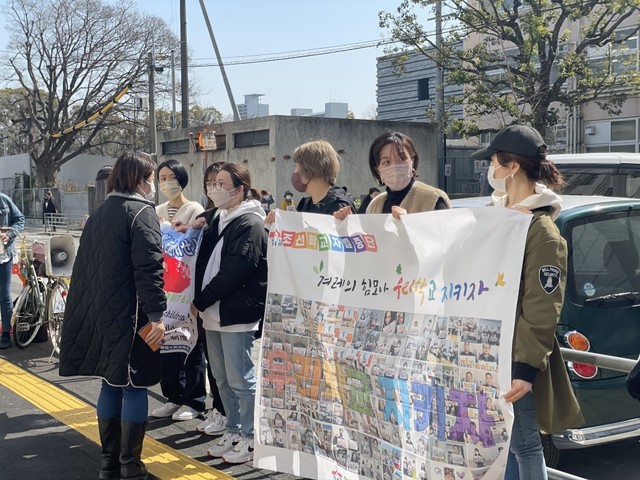 大阪府庁前での火曜行動
