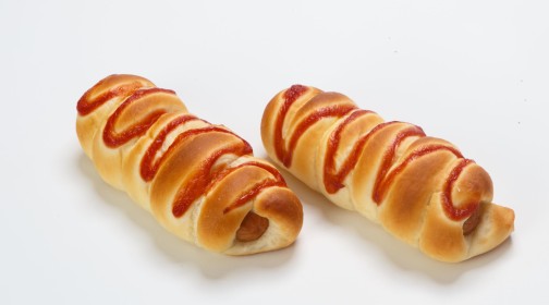 <p style="text-align: left;"><span style="font-size: 18px; font-weight: 600;">소시지빵</span><br><span style="color: rgb(153, 153, 153);"><span style="font-size: 13px;"><strong>쫄깃한 빵의 반죽과 소시지를 함께 느낄 수 있어요</strong></span></span><br><span style="color: rgb(226, 179, 203);"><strong>1800원</strong></span></p>