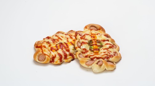 <p style="text-align: left;"><span style="font-size: 18px; font-weight: 600;">피자빵</span><br><span style="color: rgb(153, 153, 153);"><span style="font-size: 13px;"><strong>남녀노소 누구나 좋아하쥬</strong></span></span><br><span style="color: rgb(226, 179, 203);"><strong>2,800원</strong></span></p>