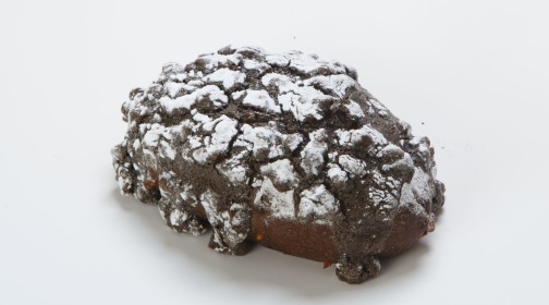 <p style="text-align: left;"><span style="font-size: 18px; font-weight: 600;">먹물빵</span><br><span style="color: rgb(153, 153, 153);"><span style="font-size: 13px;"><strong>슬라이스치즈와 건조과일이 들어있어 부드럽고 달콤해요</strong></span></span><br><span style="color: rgb(226, 179, 203);"><strong>4,800원</strong></span></p>