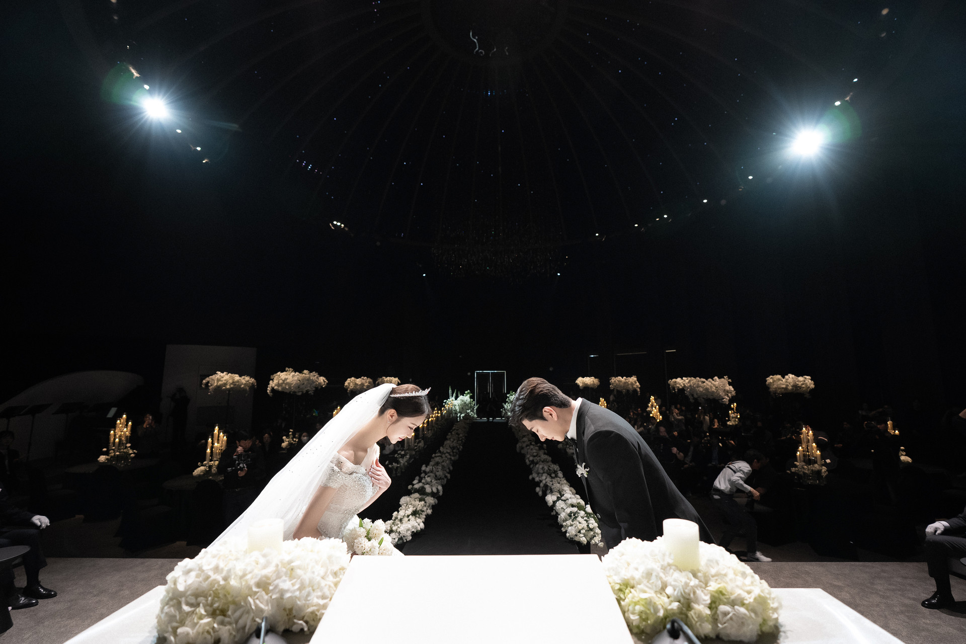 <p style="text-align: center; line-height: 1;"><span style="font-size: 30px; font-family: 'PT Sans', sans-serif; !important;">ABOUT</span></p>  <p style="text-align: center; line-height: 1;"><span style="font-size: 50px; font-weight: 500;">브랜드 소개</span></p>