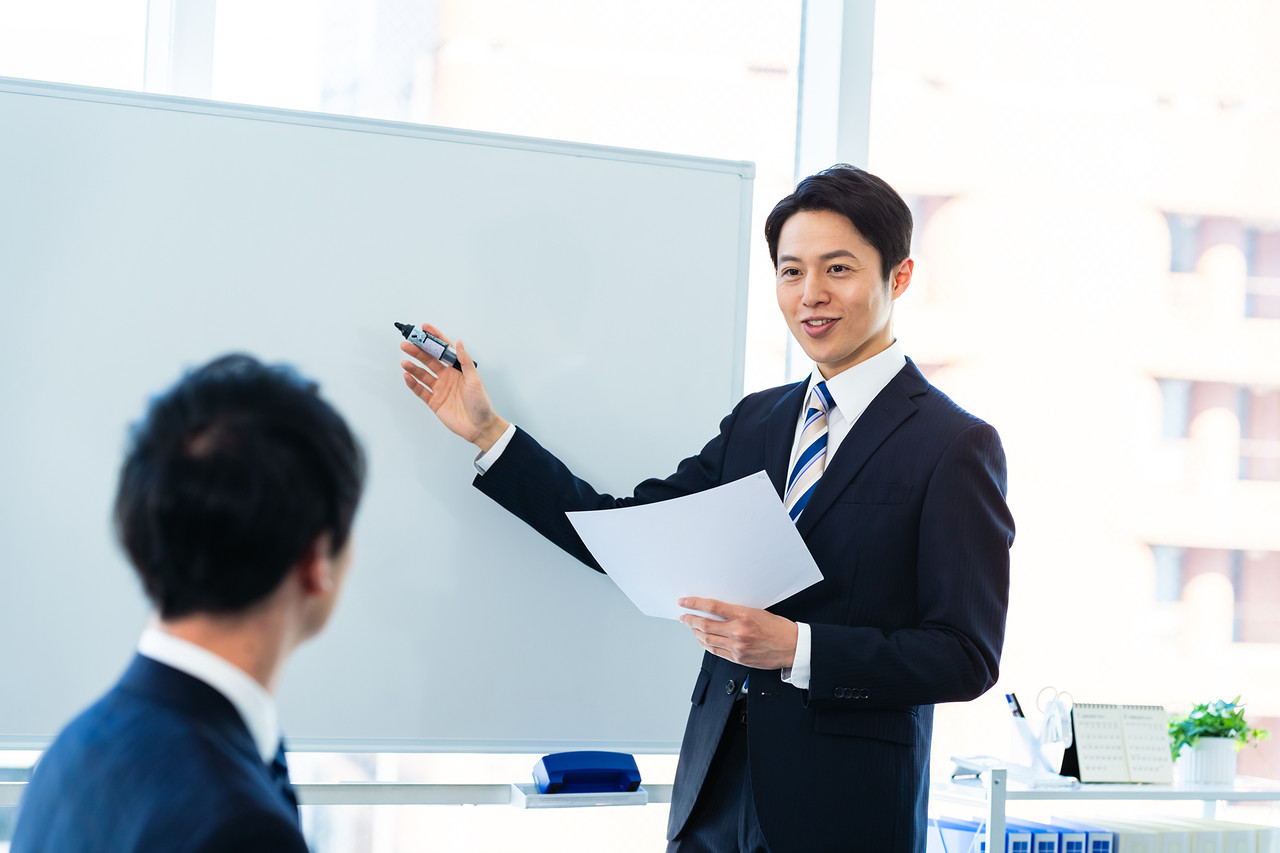 <h4>리더십과 책임 교육</h4><br>긍정적 영향력으로 키우는 인재 양성