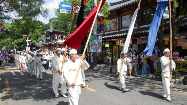 "전주한옥마을 전통연희 퍼레이드 행렬 공연 모습"