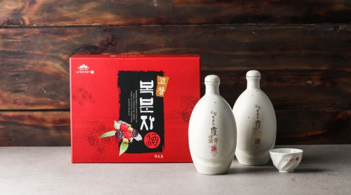 <p style="text-align: left;"><span style="font-size: 18px; font-weight: 600;">고창 명산품복분자주 18도</span><br><span style="color: rgb(153, 153, 153);"><span style="font-size: 13px;"><strong>700ml, 500ml, 도자기 전 제품
특징 : 높은 도수로 깔끔한 맛</strong></span></span><br><span style="color: rgb(141, 100, 83);"><strong>도수 : 18%</strong></span></p>