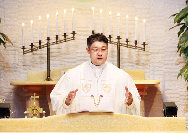 <h6 style="line-height: 1;"><strong><span style="font-size: 18px; color: rgb(255, 255, 255);">인사말</span></strong></h6>