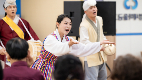 복이팡팡 공연에서 배우가 어르신 관객들에게 손짓하며 이야기를 건네는 장면
