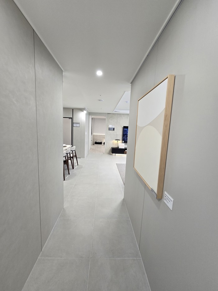 동래반도유보라 거실로 이어지는 복도 