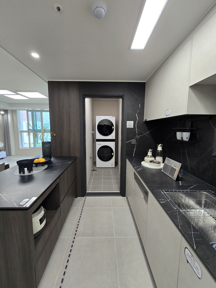 동래 반도유보라 84b 주방 과 이어지는 세탁실