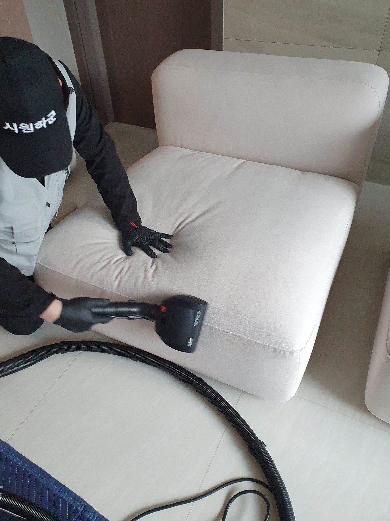 패브릭 소파 건식청소 모습