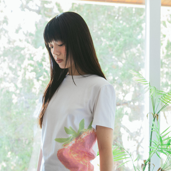 STRAWBERRY NETWORK T-SHIRT (WHITE) : THE MUSEUM VISITOR