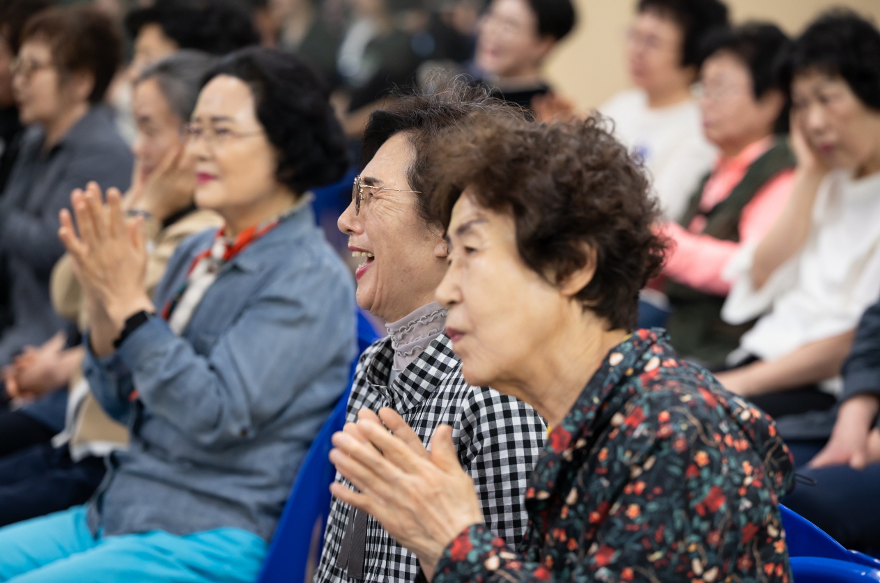 박수치며 웃음 짓는 어르신들, 공연을 통해 활력을 되찾는 현장 모습