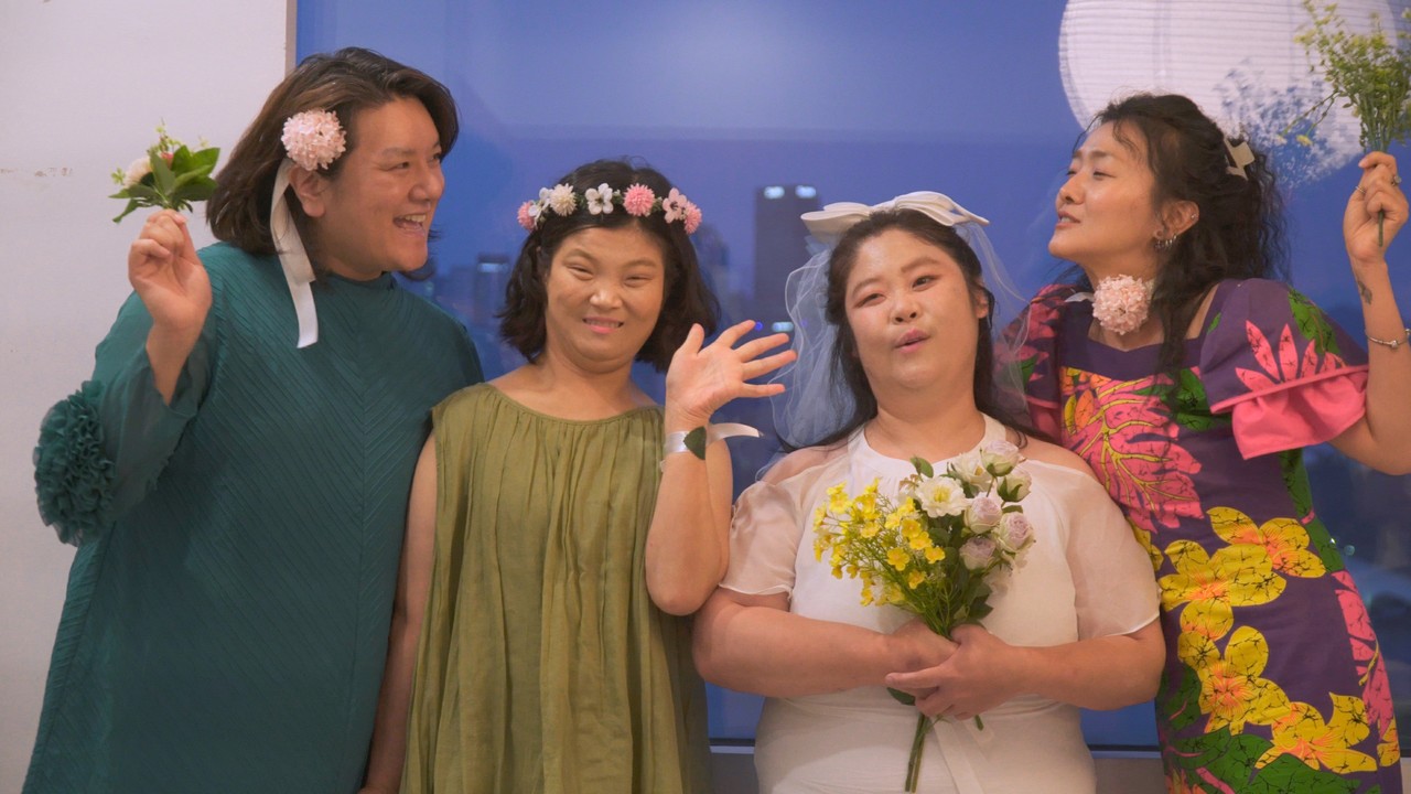 현정의 결혼을 축하하며 친구 4명이 포즈를 취하고 있다.