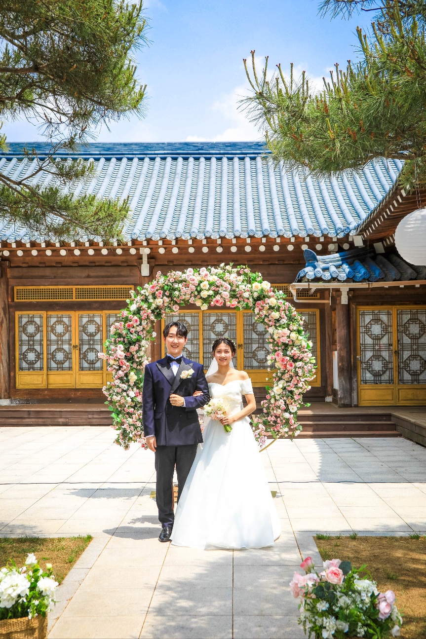 <h3 style="text-align: center; line-height: 1;"><span style="color: rgb(255, 255, 255);">아델라한옥</span></h3>  <h3 style="text-align: center; line-height: 1;"><span style="line-height: 1; font-size: 20px; color: rgb(255, 255, 255);">복합문화공간 - 한정식, 웨딩, 돌잔치, 행사</span></h3>  <p style="text-align: center; line-height: 1;"><span style="line-height: 1;"><br></span></p> <div style="text-align: center; line-height: 1;"><span style="line-height: 1;"><a class="btn btn-lg" href="/HOME">바로가기</a></span></div>