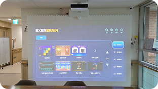 <h3 class="mt24 mb20">대형 스크린 및 센서 기술</h3>몰입도 높은 150인치 대형 스크린 시스템에 최신 센서기술을 통한 시니어 특화 시스템