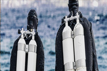 <p style="text-align:left; font-size:16px; margin-top:26px;">PADI Tec Basic 코스<br>다이버 과정<br><span style="color:#666; font-size:14px; ">1,200,000원</span></p>